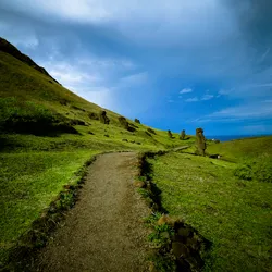 the-path-to-rano-raraku_14206401469_o.jpg