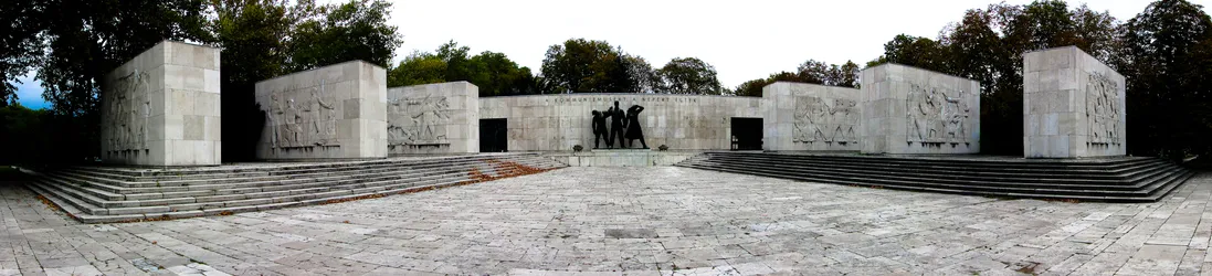 commemorating-the-fallen-in-budapest_3972509416_o.jpg