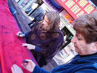 betsy-signing-a-chinese-banner_209963031_o.jpg
