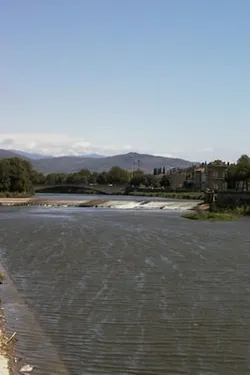 as-through-pisa-the-river-arno-also-flows-through-firenze_226974490_o.jpg