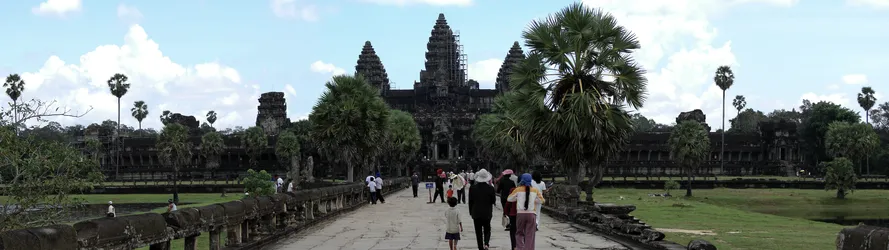 walking-up-to-angkor-wat_2963769699_o.jpg