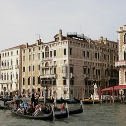 gondolas-passing-by_228186116_o.jpg