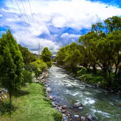 a-river-through-cuenca_16649332069_o.jpg