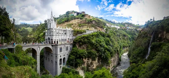 la-iglesia-de-las-lajas_16652801229_o.jpg