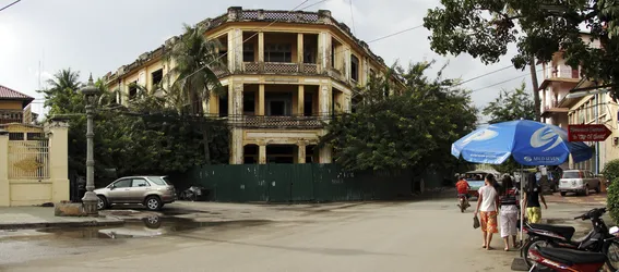 a-street-corner-in-phnom-penh_2971872124_o.jpg