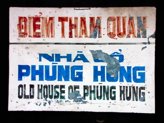 the-old-sign-of-the-old-house-of-phung-hung_3965617168_o.jpg