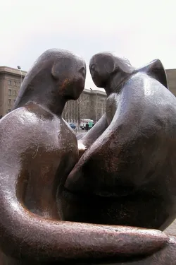 kissing-statues_2288004288_o.jpg
