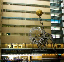the-worlds-largest-pendulum-clock_2836394548_o.jpg