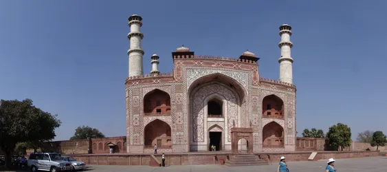 entrance-to-the-sikandra-complex-in-agra_142658429_o.jpg