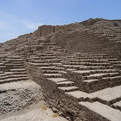 huaca-pucllana_16837183172_o.jpg