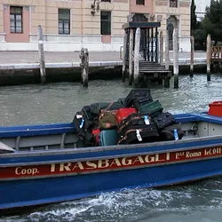 luggage-transport-in-venice_228177961_o.jpg